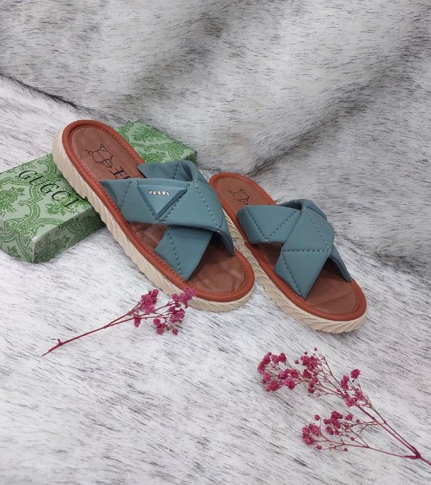 Ayollar uchun oyoq kiyim