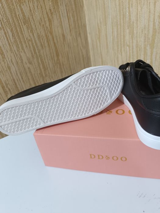 Женские кроссовки