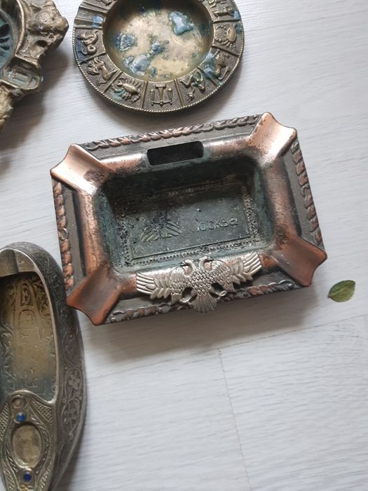 Scrumieră din metal cu vulturi