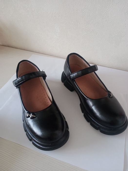 Продам черные туфли на девочку