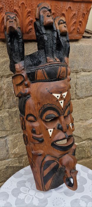 Тежка и масивна дървена маска дялана изцяло от едно цяло дърво