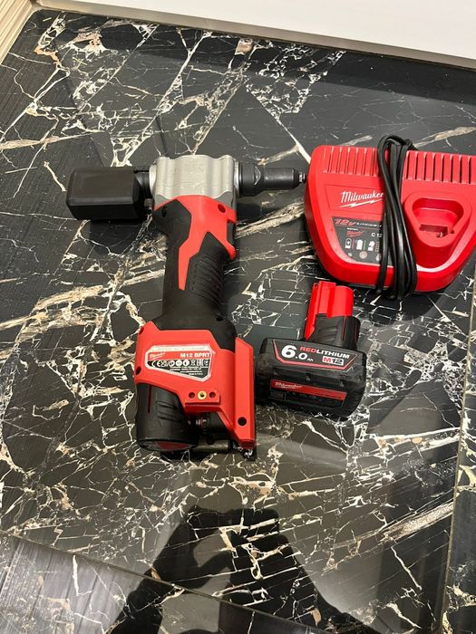 Vând pistol popnituri milwaukee