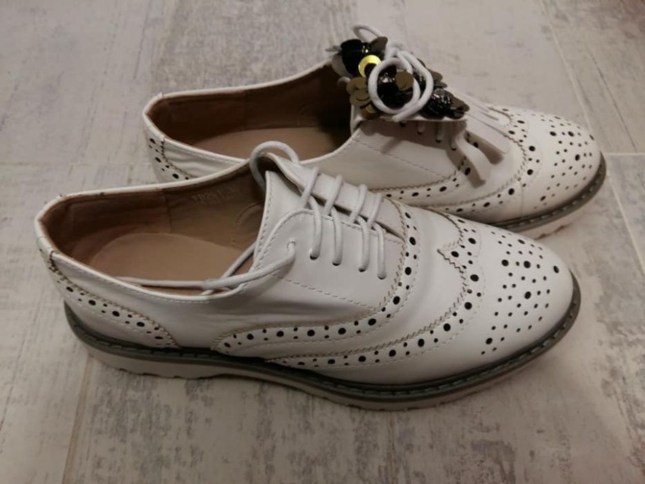 Бели обувки от еко кожа