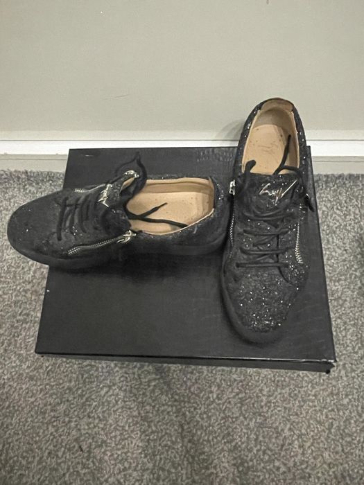 Vând sneaker Philipp plein si Giuseppe zanotti
Nu răspu
 Giu