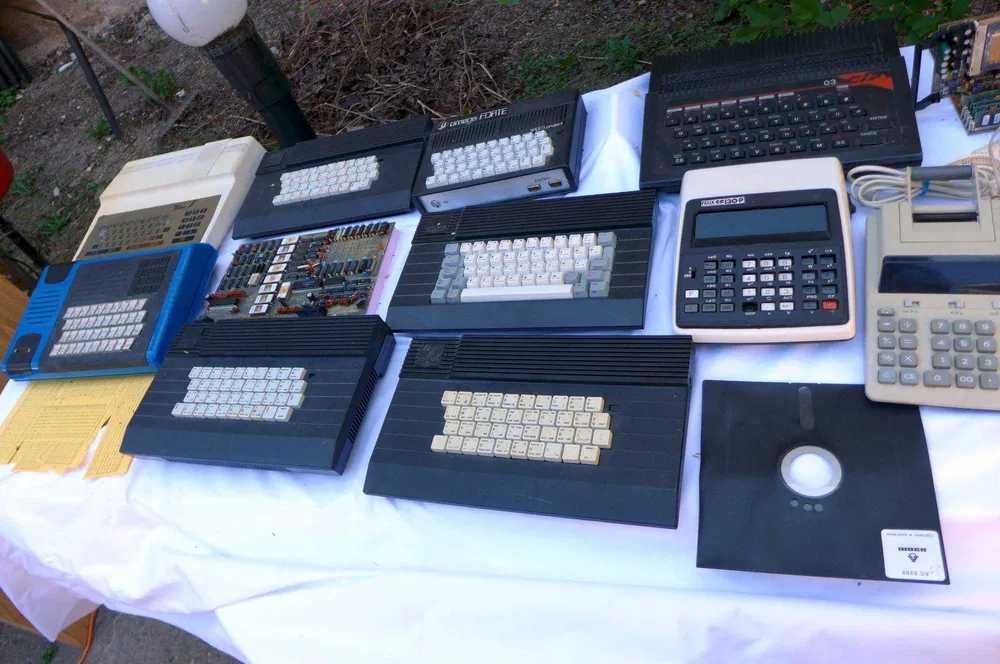 Inchiriere PC Vechi Retro Tech Host Events Pereti de TV Televizoare Eveniment Divertisment CRT Bar Frigider Mobilier Jocuri Romanesti HC CIP Z80 Atari