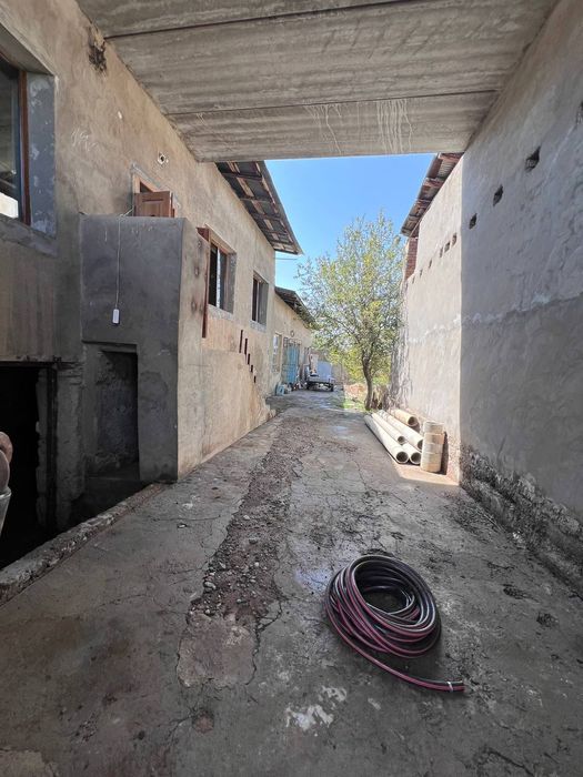 Nazarbek Saxovat maxallada uy sotiladi