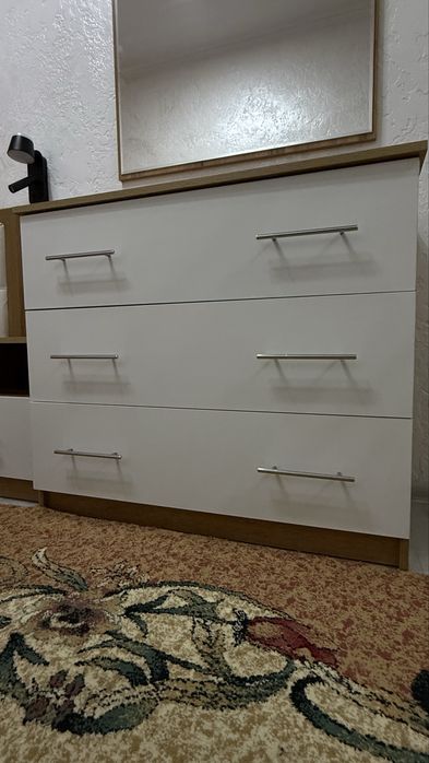 Продам кровать,комод и две тумбочки