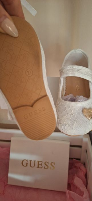Прекрасни обувки Guess за малка принцеса