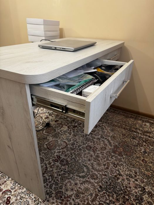 Стол письменный, с двумя ящиками для уроков или работы