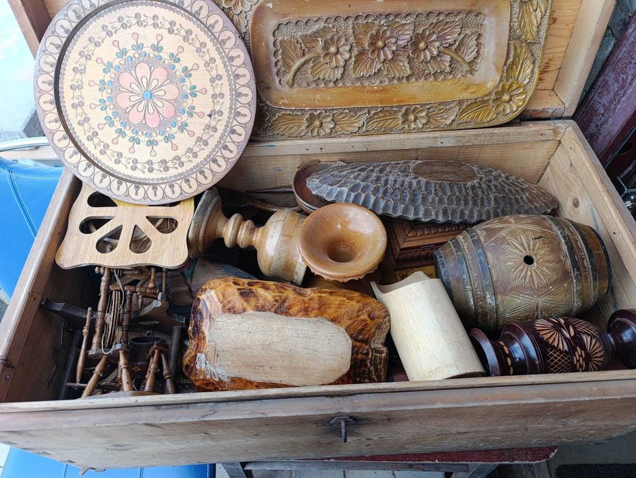 Ladă tip cufăr cu obiecte lemn sculptat vintage rustic