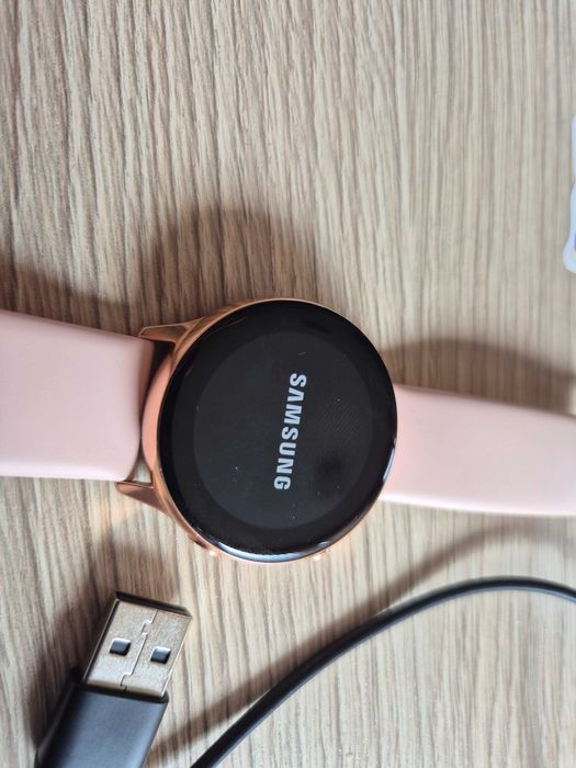 Продавам Смарт часовник Samsung Galaxy Watch Active (Rose Gold)