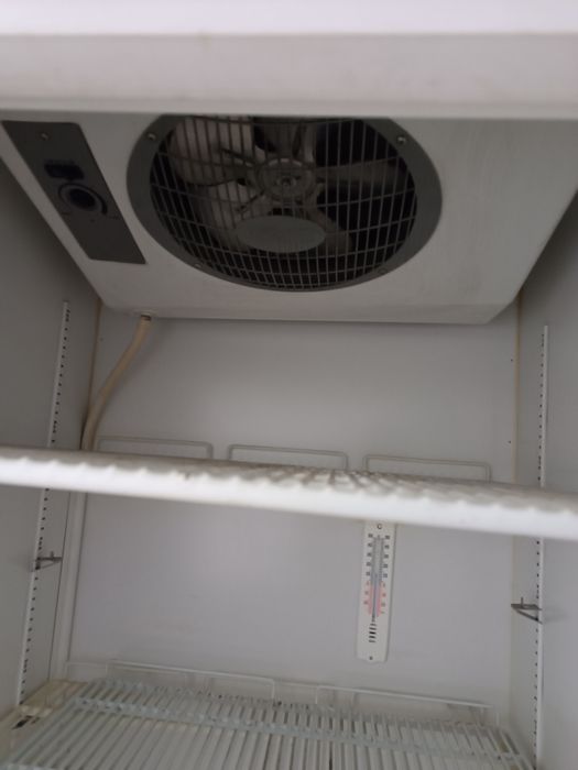 Хладилна витрина.