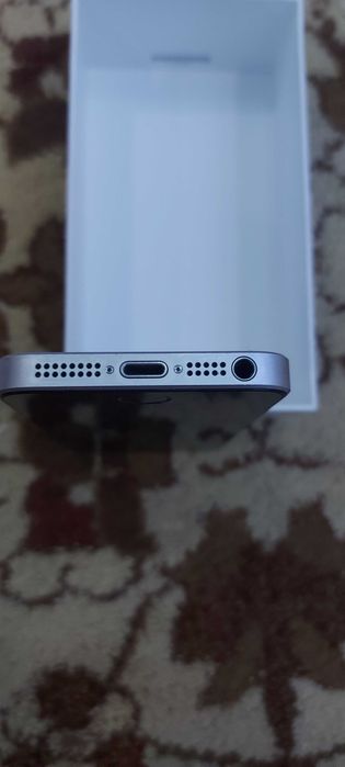 Телефон айфон. SE