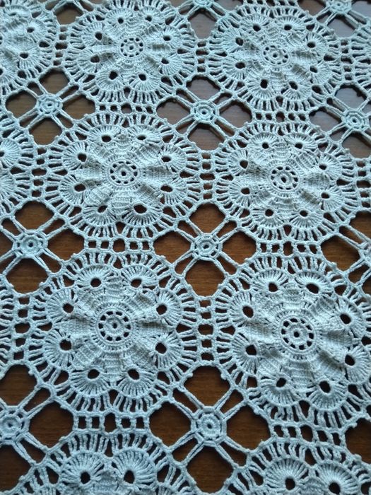 Продавам покривка плетена на една кука 160 х130 см