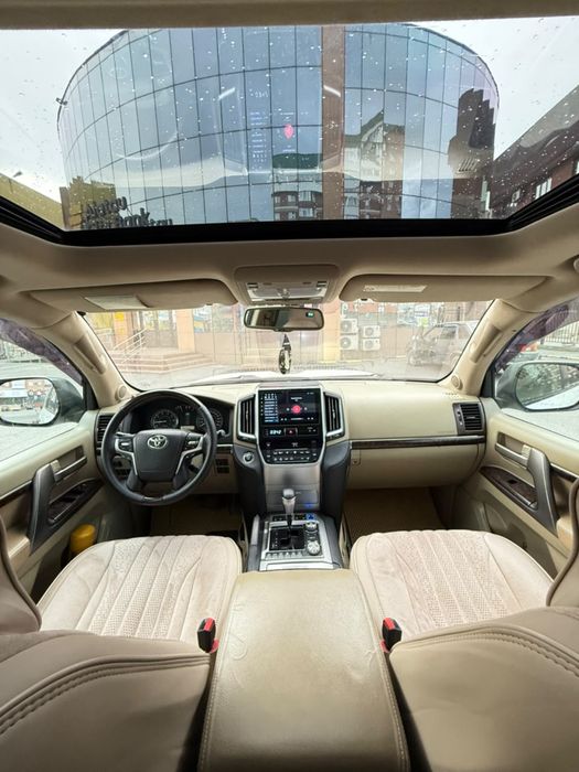 Прокат авто с водителем  LAND CRUISER 200