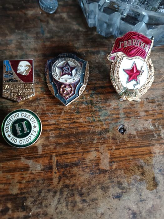 Продам значки гвардия