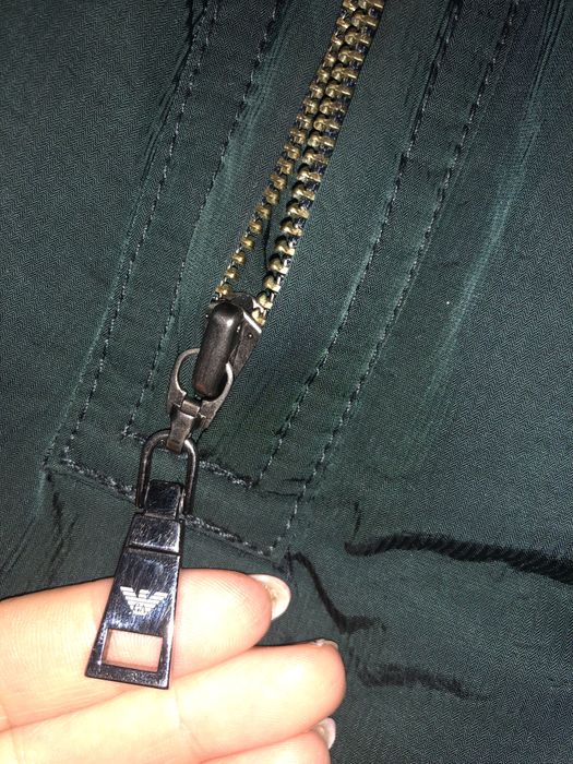 Vând gecuta Armani ofer detali in privat