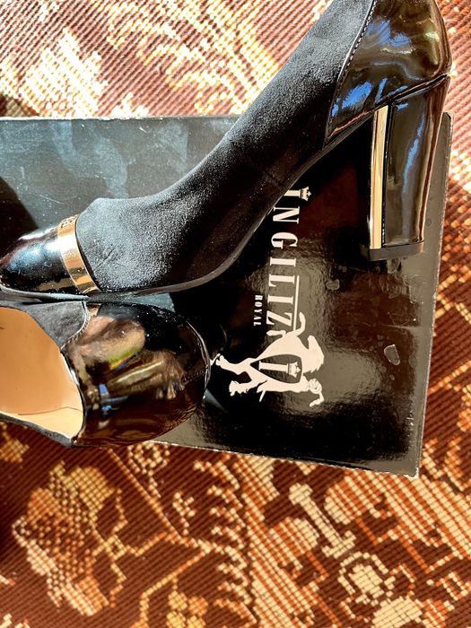 Италиански обувки със златен ток