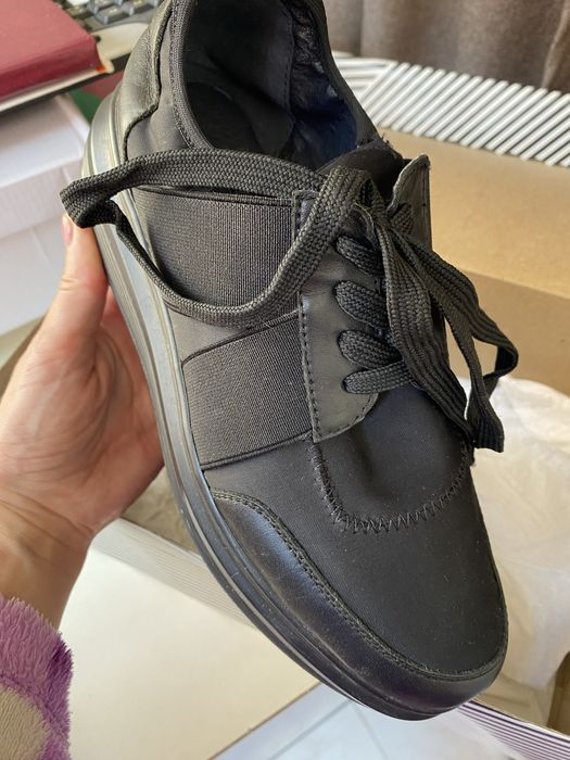 Женские кроссовки фирменные 38р цена 5000