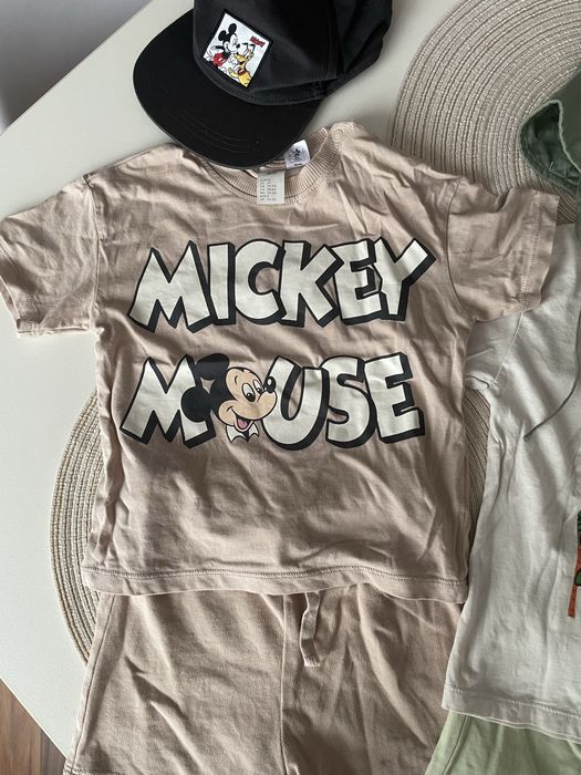 Set de haine de vară H&M pentru băieței de 1,5–2 ani (86–92 cm) — include tricouri, pantaloni scurți, o șapcă și o pălărie de soare.