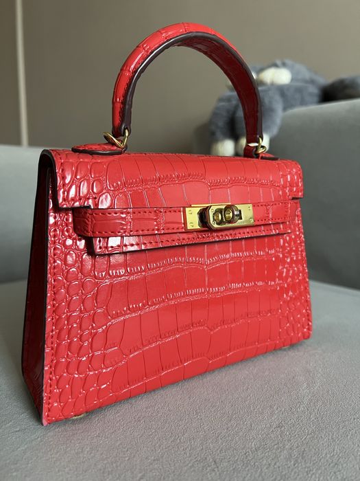 Продам сумку. Материал 100% кожа. Небольшой размер, удобна в носке.