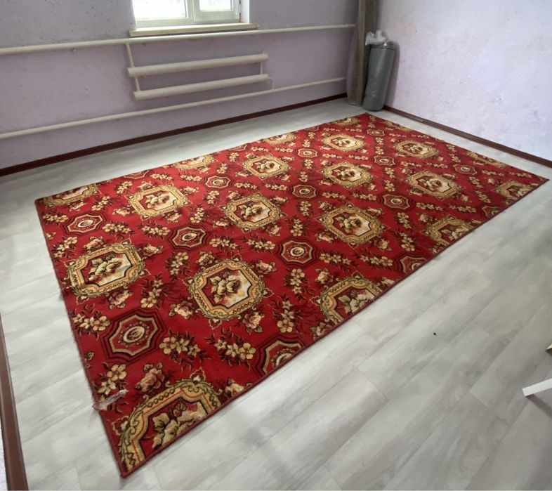 Продам палас 2х3,67 , 1,90х2,80 .