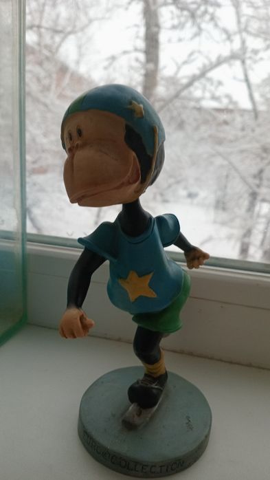 Фигурка обезьянка хоккеист