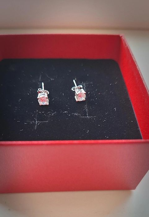 Серебряные  гвоздик проба s 925 натуральным каменным муассанит