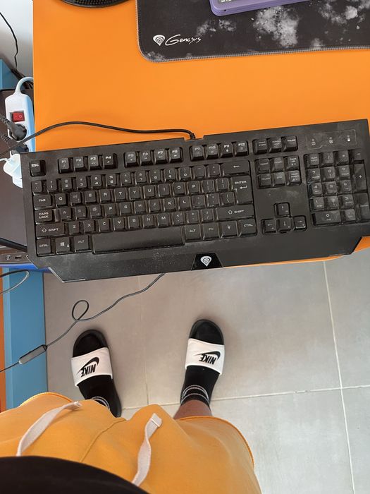 Продавам мишка клавиатура слушалки и малспад