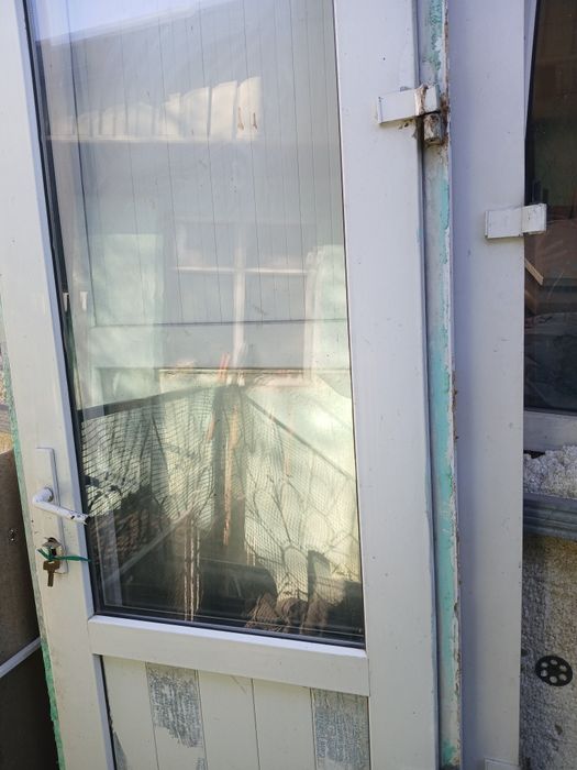 Пластиковые двери б/у, в хорошем состоянии