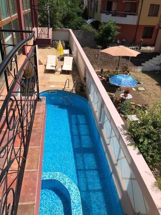 Предлагаме на Вашето внимание работещ семеен хотел в гр. Несебър