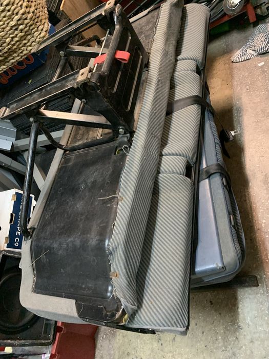 Vand doua banchete de caravelle