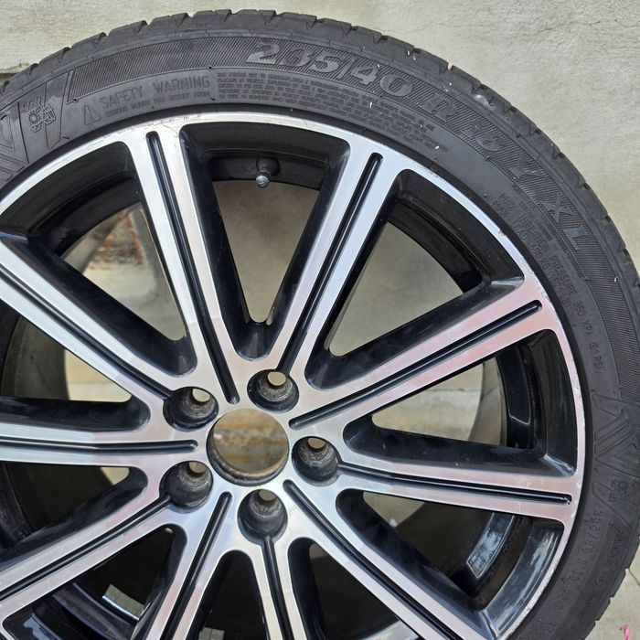 Jante volvo v 60 cu anvelope 235/40R18+ Capcele centrale originale volvo