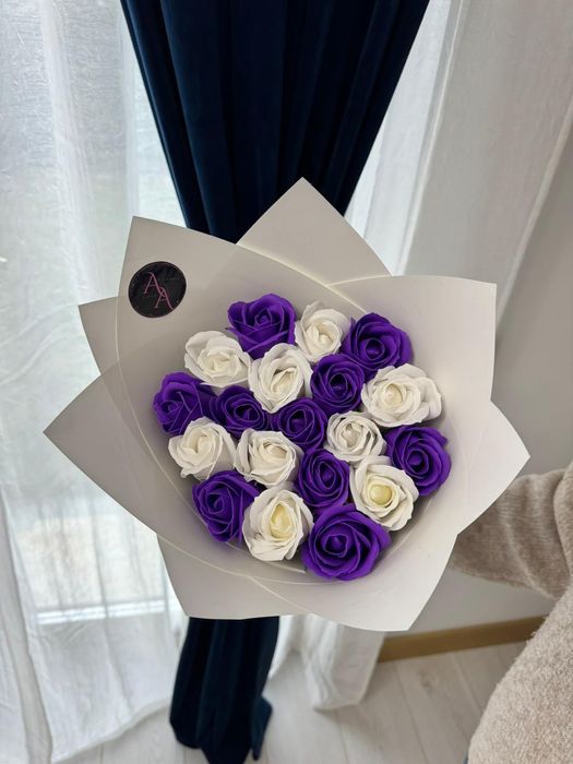 Buchet 101 trandafiri sapun imperiali cu sclipici glitter stitch angel