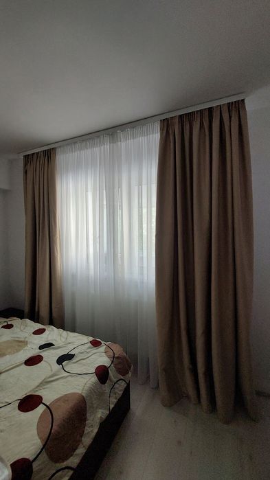 Draperii bej camera