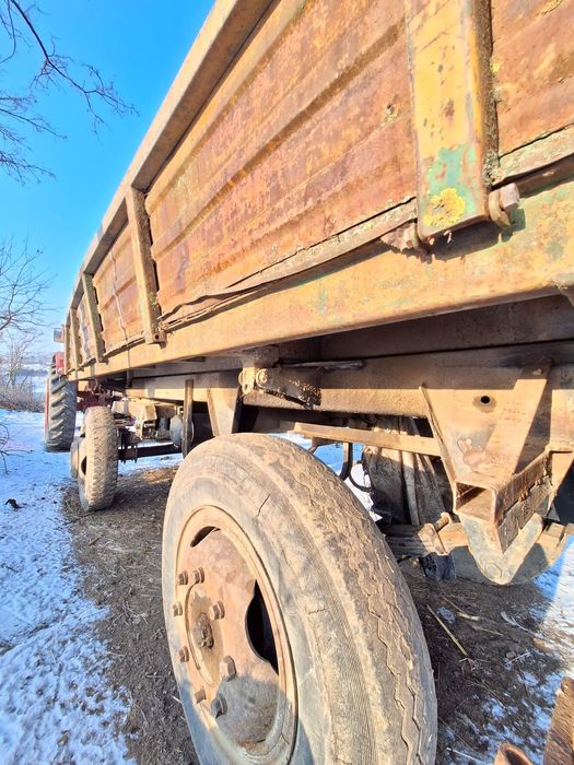 Vând tractor U650 + remorcă
