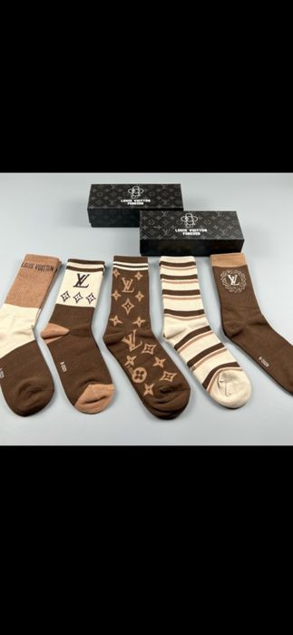 Șosete Louis Vuitton model 2026, prețul este ptr o pereche