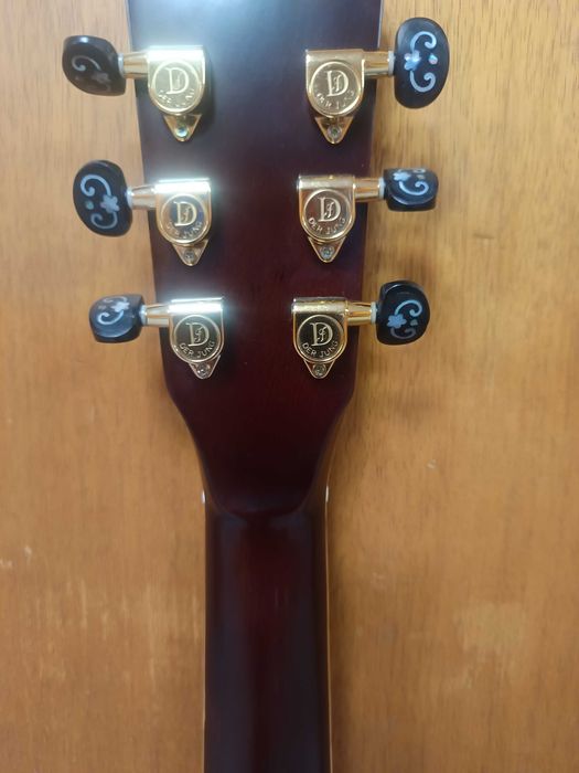 Продавам лютиерска акустична китара - прекрасна