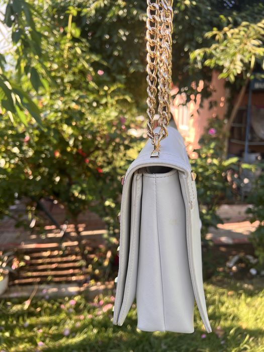 Geantă de umăr Love Moschino Originală – Albă cu detalii aurii și ținte