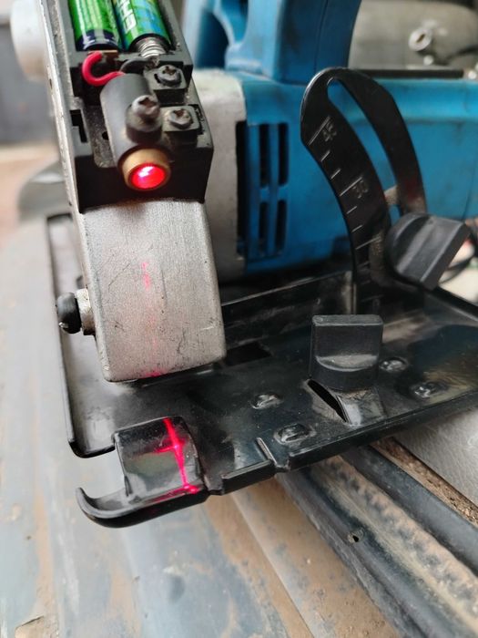 Дисковая пила с лазерным указателем.