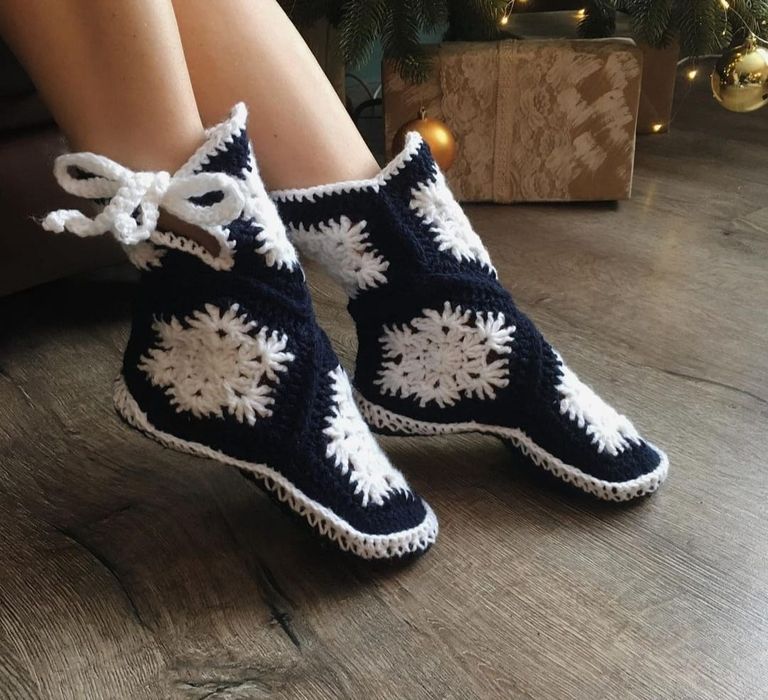 Вязаные носки на Новый год