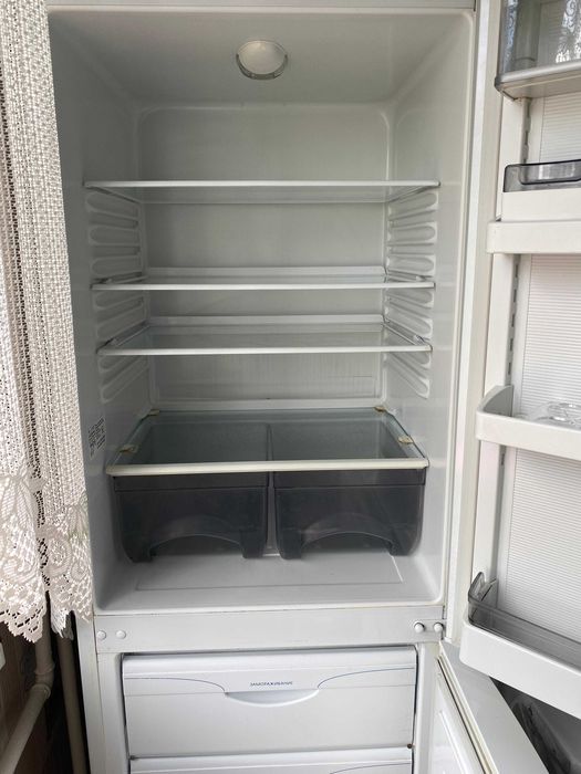 Продам двухкамерный холодильник