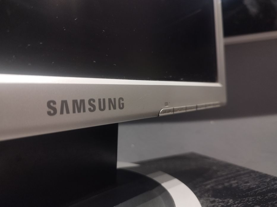 Монитор SAMSUNG 710N S отличен