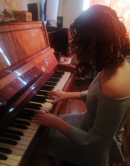 Продам пианино Лирика.