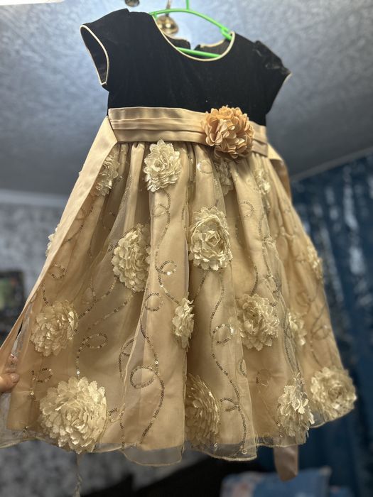 Продам платья на девочку 3-7 лет.