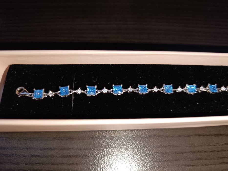 Сребърна гривна със син топаз