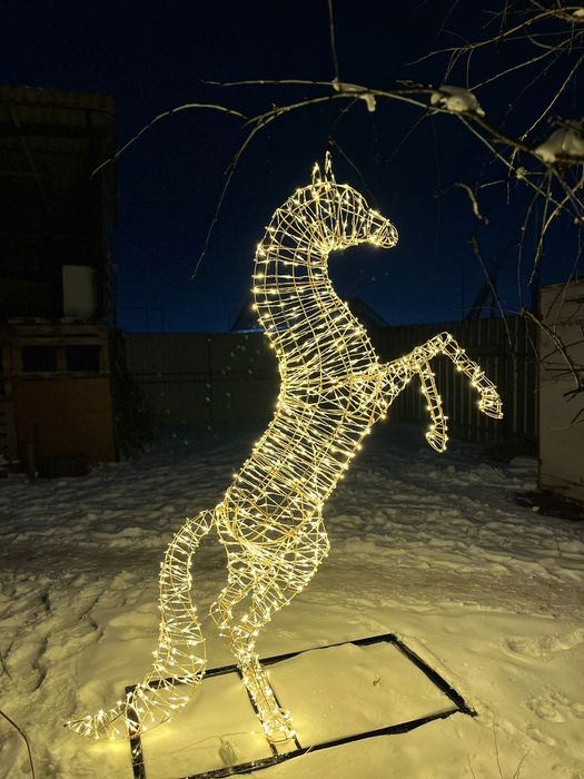 Декоративный лошадь с гриляндо.Для нового года