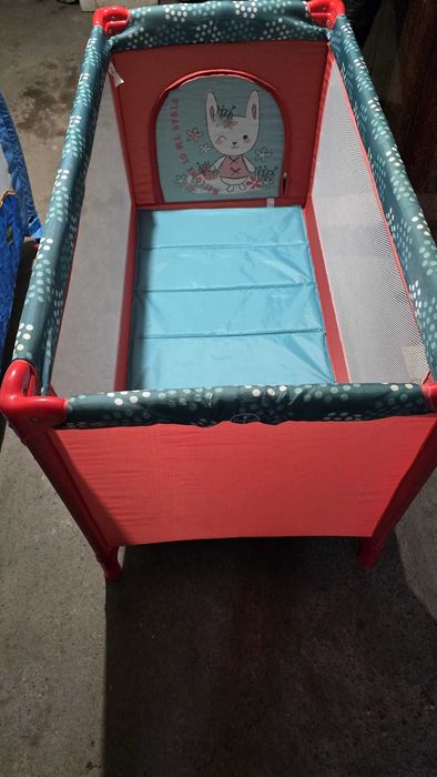 Продавам 2 броя сгъваеми детски кошарки с допълнителни матраци