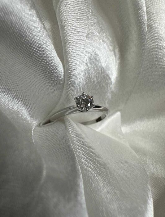 Кольцо с бриллиантом