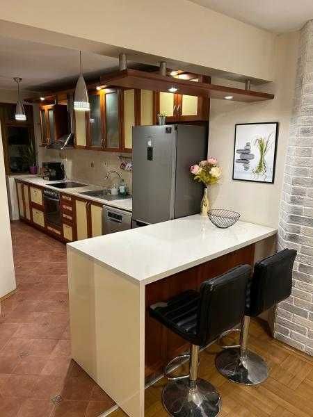 Дава се под наем Тристаен апартамент в Бургас, Възраждане - 105 кв.м за 714 € - Снимка #2